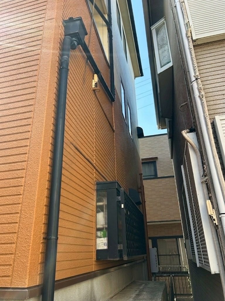 外壁・屋根塗装｜オレンジ色サイディング邸（ターコイズ×ホワイト仕上げ）｜施工前