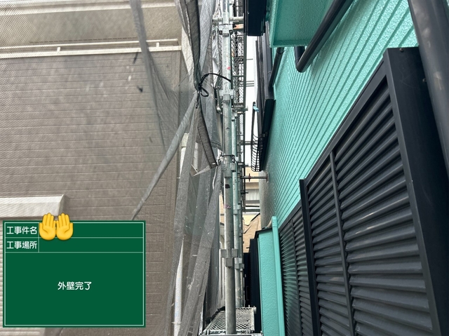 外壁・屋根塗装｜オレンジ色サイディング邸（ターコイズ×ホワイト仕上げ）｜完成