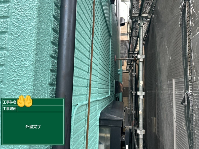 外壁・屋根塗装｜オレンジ色サイディング邸（ターコイズ×ホワイト仕上げ）｜完成
