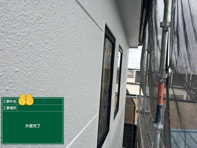 外壁・屋根塗装｜オレンジ色サイディング邸（ターコイズ×ホワイト仕上げ）｜完成
