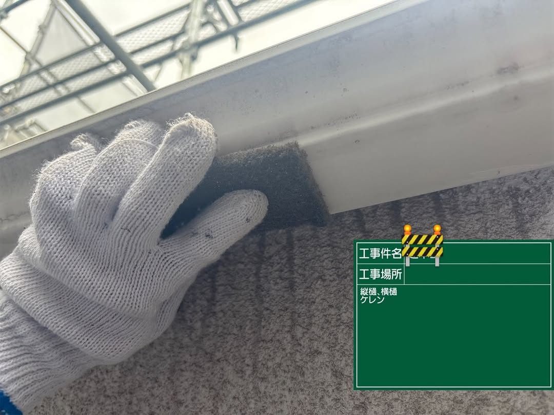 外壁・屋根塗装｜オレンジ色サイディング邸（ターコイズ×ホワイト仕上げ）｜中塗り