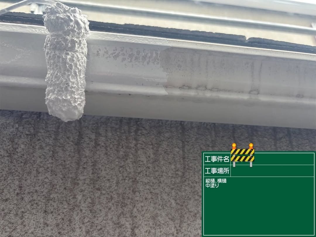 外壁・屋根塗装｜オレンジ色サイディング邸（ターコイズ×ホワイト仕上げ）｜中塗り