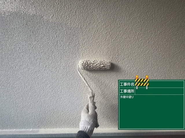 外壁・屋根塗装｜オレンジ色サイディング邸（ターコイズ×ホワイト仕上げ）｜中塗り