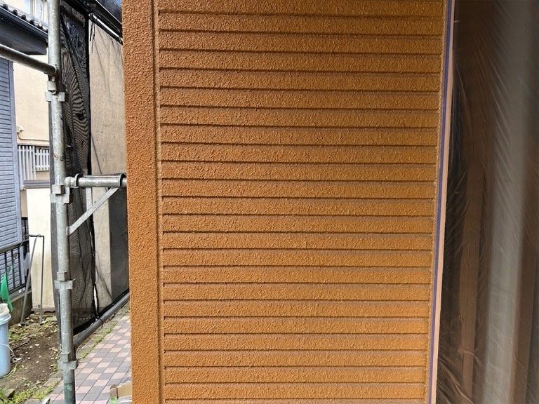 外壁・屋根塗装｜オレンジ色サイディング邸（ターコイズ×ホワイト仕上げ）｜下地処理・下塗り
