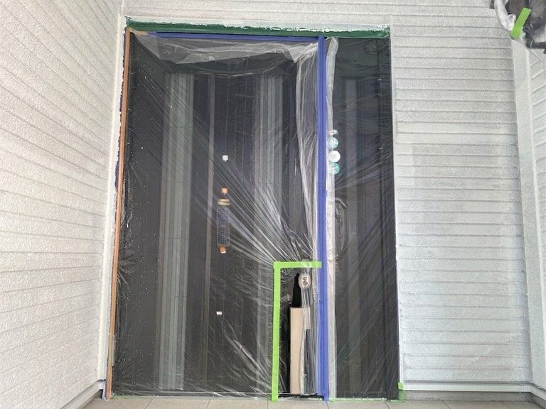 外壁・屋根塗装｜オレンジ色サイディング邸（ターコイズ×ホワイト仕上げ）｜下地処理・下塗り