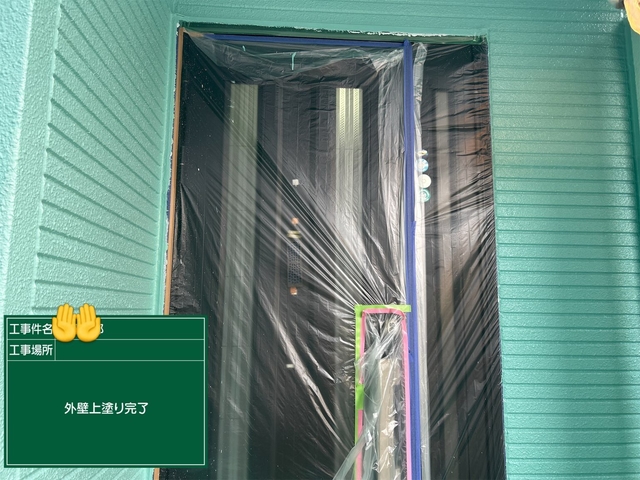 外壁・屋根塗装｜オレンジ色サイディング邸（ターコイズ×ホワイト仕上げ）｜上塗り・付帯部