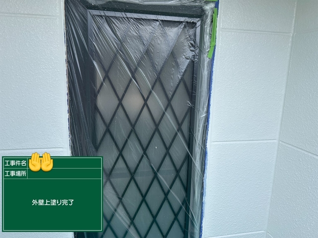 外壁・屋根塗装｜オレンジ色サイディング邸（ターコイズ×ホワイト仕上げ）｜上塗り・付帯部