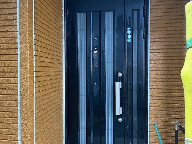 外壁・屋根塗装｜オレンジ色サイディング邸（ターコイズ×ホワイト仕上げ）｜高圧洗浄