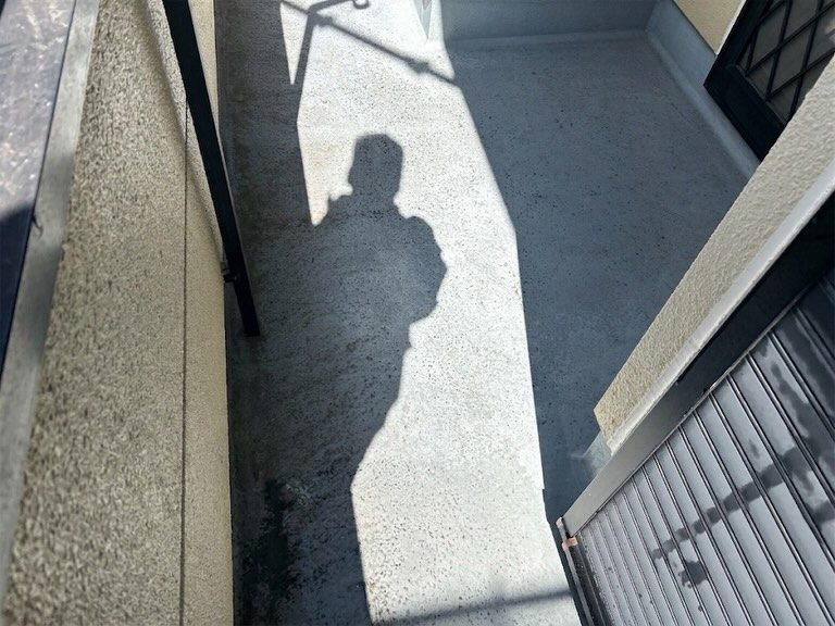 外壁・屋根塗装｜オレンジ色サイディング邸（ターコイズ×ホワイト仕上げ）｜高圧洗浄