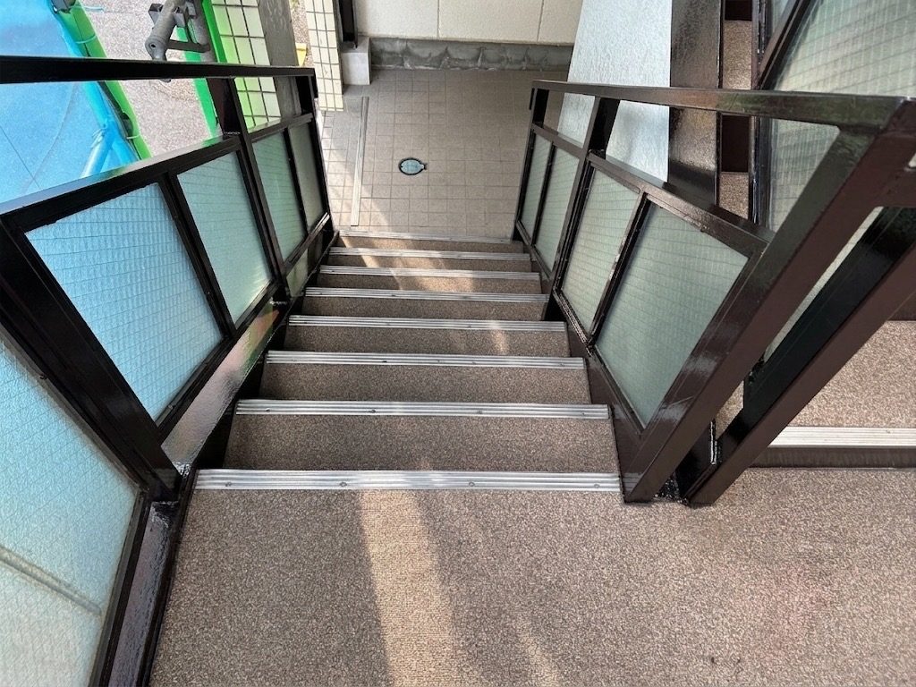 外壁塗装｜階段手すり（黒）塗装｜