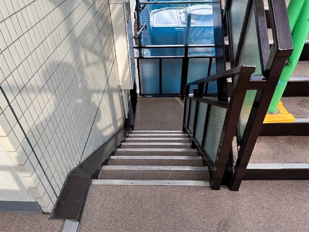 外壁塗装｜階段手すり（黒）塗装｜