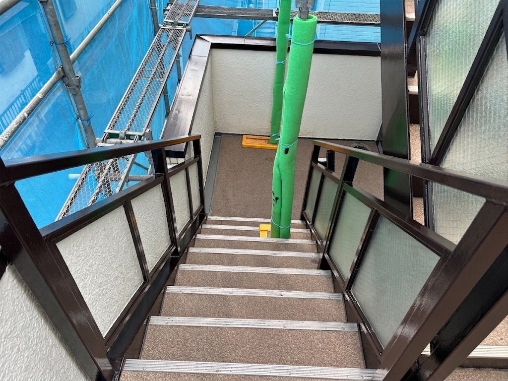 外壁塗装｜階段手すり（黒）塗装｜